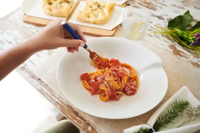 Najlepsze talerze do pasty spaghetti - elegancja i funkcjonalność w kuchni