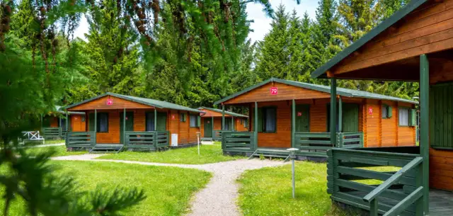 Wynajem domku na Mazurach: Jak wybrać idealny i uniknąć pułapek?