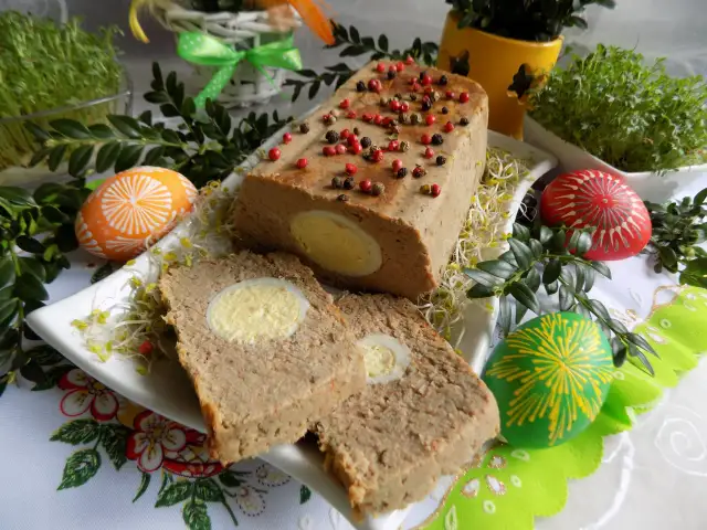 Ile jajek daje się do pasztetu, aby uniknąć suchej konsystencji?