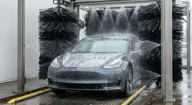 Myjnia automatyczna: Jak umyć auto bezpiecznie i bez rys? Poradnik