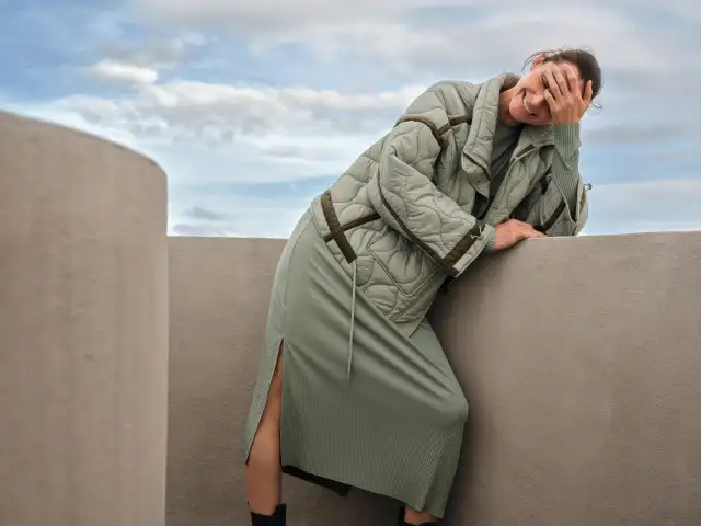 Czerwień i róż: Jak stylowo łączyć kolory, które były faux pas?