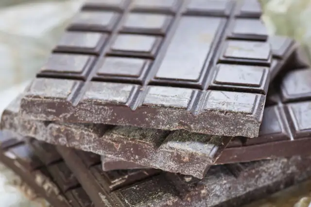 Biały nalot na czekoladzie: Pleśń czy bezpieczne zjawisko?