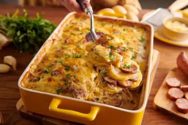 Sekret idealnej zapiekanki ziemniaczanej z kiełbasą musisz to znać!