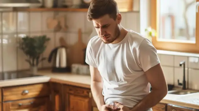 Ból w pachwinie promieniujący do jądra: Co oznacza? Kiedy do lekarza?