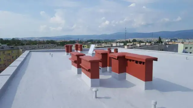 Ile kosztuje remont dachu 200m2? Poznaj ukryte wydatki i oszczędności