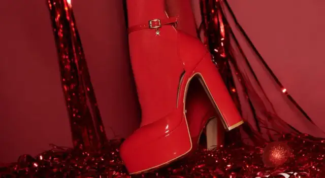Czerwona sukienka jakie buty: idealne obuwie na każdą okazję