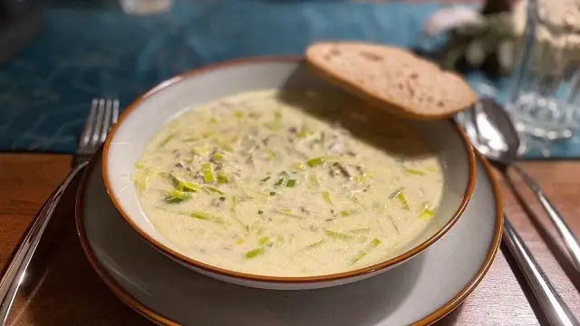 Käse-Lauch-Suppe mit Hackfleisch: Schnell, einfach, perfekt!
