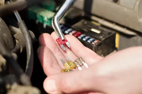 Jak sprawdzić bezpiecznik? Pewnie zdiagnozuj w domu i aucie