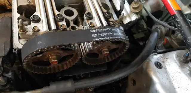 Silnik 1.6 MPI po zerwaniu paska. Zobacz, ile kosztuje remont. Widok na koła zębate i pasek rozrządu.