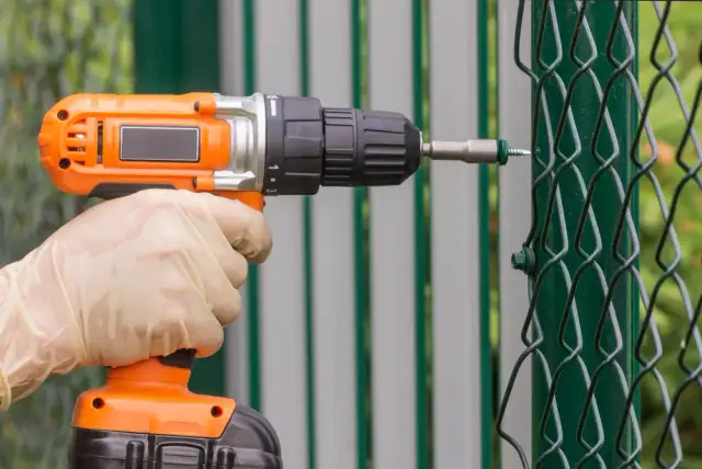 Czy na ogrodzenie z siatki trzeba mieć pozwolenie? Sprawdź przepisy!