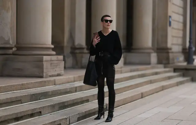 Skórzana spódnica: Jak stylizować? Poradnik na każdą figurę i okazję