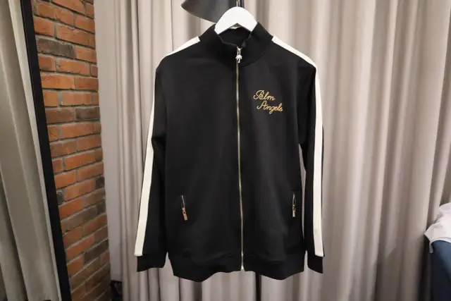 Czarna bluza Palm Angels z białymi lampasami i złotym haftem. Idealna na co dzień.