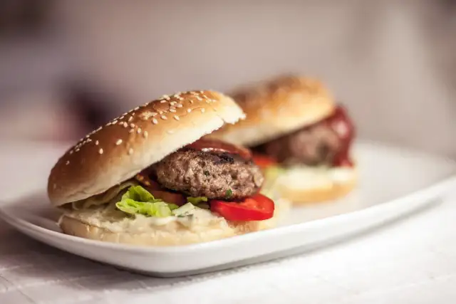 Idealny burger wołowy w domu? Przepis Wojciecha Kubiaka!