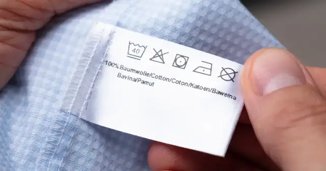 Metka z instrukcją prania: można prać w 40 stopniach, nie wybielać, suszyć w suszarce bębnowej na niskiej temperaturze, prasować w średniej temperaturze. Nie czyścić chemicznie.