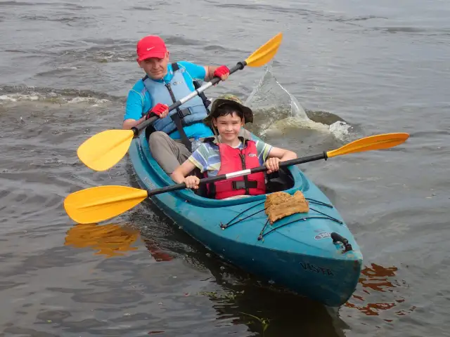 Co zabrać na kajaki z dzieckiem? Pełna lista i porady rodzica