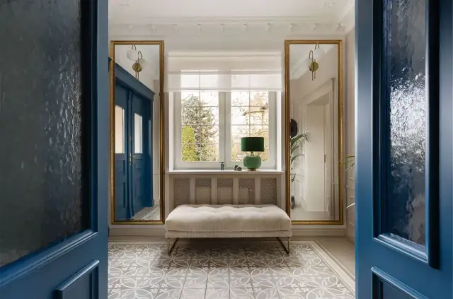 Co położyć na ścianę w przedpokoju, by uniknąć brzydkiego efektu?