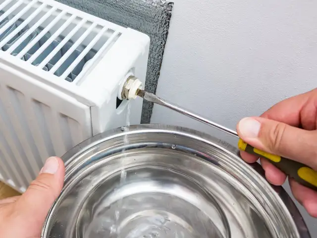 Zimny grzejnik? Odpowietrz go sam i oszczędź na ogrzewaniu!