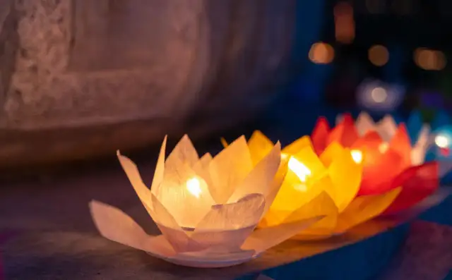 Buddyzm dzień święty – poznaj najważniejsze obchody i ich znaczenie