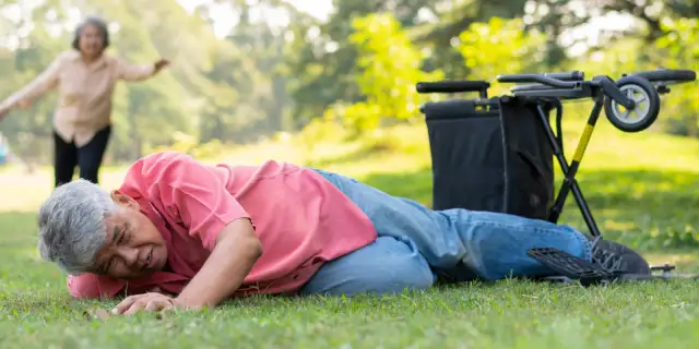 Jak bezpiecznie podnieść starszą osobę z podłogi? Poradnik krok po kroku