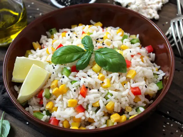 Salade de riz : réussissez-la sans qu'elle colle ! Recettes & astuces