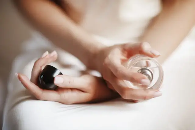 Woda toaletowa vs po goleniu: kluczowe różnice i wybór