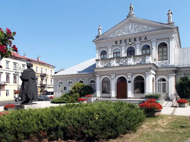 Pomnik i budynek Resursy w Radomiu.