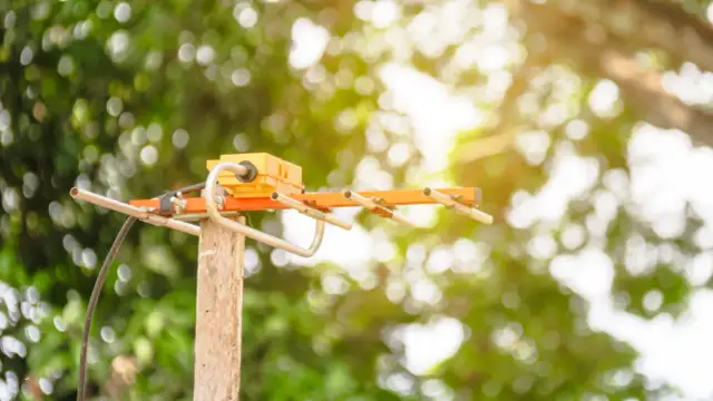 Jak podłączyć antenę do telewizora i uniknąć problemów z sygnałem