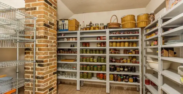 Jak urządzić piwnicę w bloku, aby uniknąć chaosu i zyskać przestrzeń