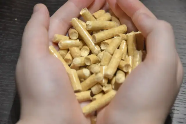 Czy pellet to paliwo stałe? Dowiedz się o jego właściwościach i zastosowaniu