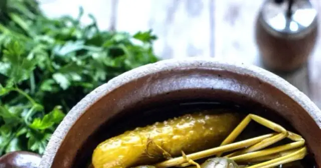 Jak kisić ogórki w kamionce - prosta metoda na idealne ogórki