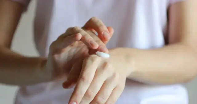 Jak dbać o skórki przy paznokciach, aby uniknąć pęknięć i infekcji