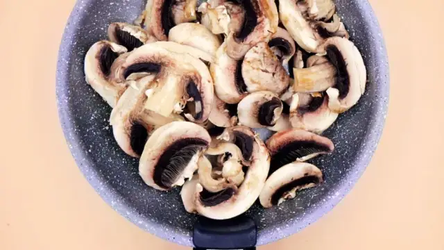 Pieczarki na obiad: 20+ przepisów i triki, by nie puściły wody!