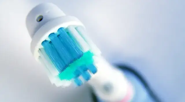 Jaką szczoteczkę elektryczną wybrać, aby uniknąć problemów z zębami?
