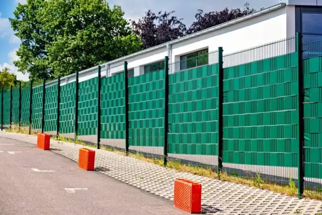 Jak zrobić ogrodzenie na pochyłym terenie bez błędów i kosztów