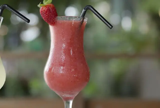 Pyszne koktajle z truskawkami, które zachwycą każdego latem