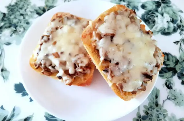 Pyszna zapiekanka z czerstwych bułek – proste przepisy na smakołyki