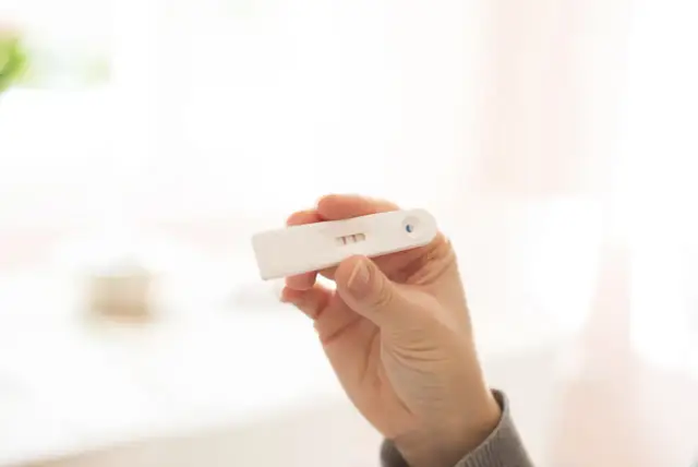 Czy jestem w ciąży? Objawy, testy, potwierdzenie krok po kroku