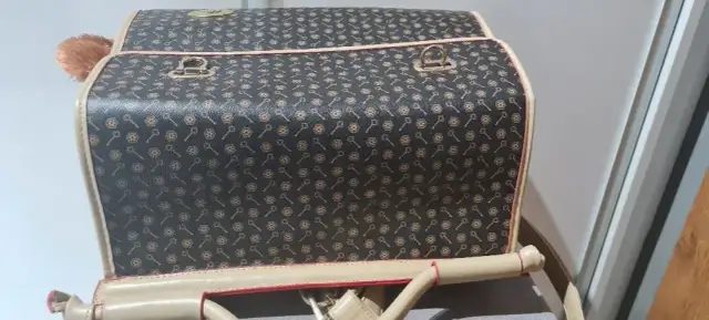 Luksusowy transporter dla psa Louis Vuitton - komfort i elegancja