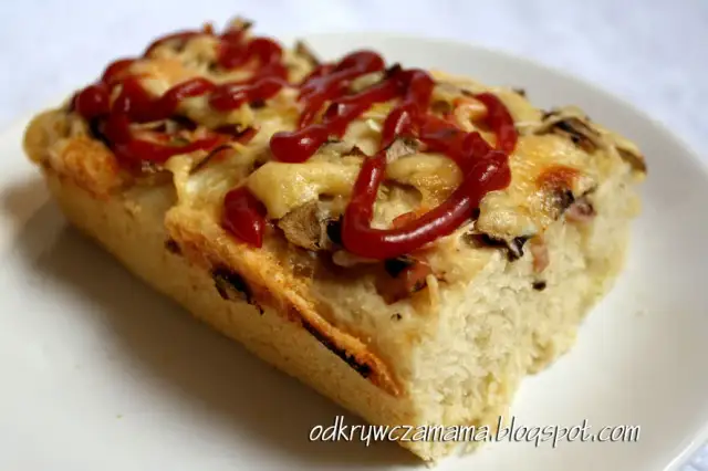 Ile piec pizzę na cieście drożdżowym? Odkryj czas i temp. na chrupiący spód!