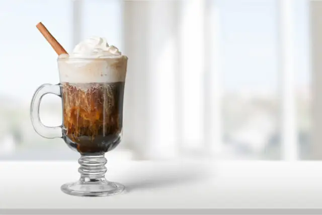 Kawa po irlandzku: przepis, historia i sekrety idealnego smaku