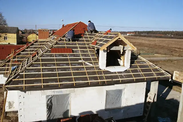 Montaż folii na fundament: Uniknij 7 błędów i chroń dom