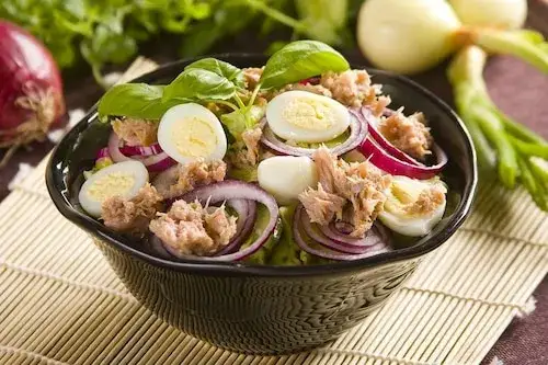 Najlepsze sosy do sałatki z tuńczykiem – proste przepisy i porady smakowe