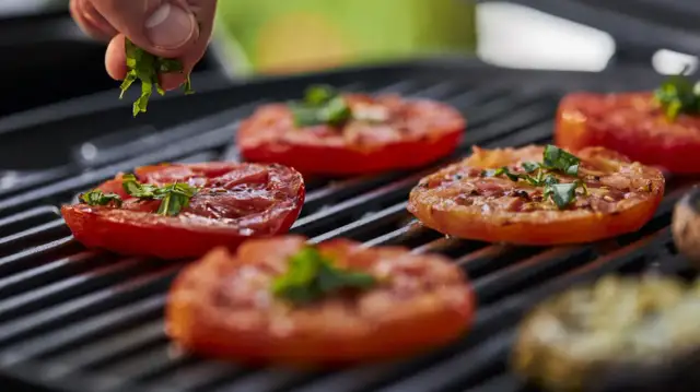 Pomidory na grillu, posypywane ziołami. Idealne co na grilla wegetariańskie, smak lata.