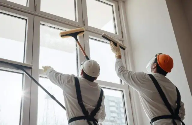 Skuteczne sposoby na mycie okien po remoncie - uniknij trudnych zabrudzeń