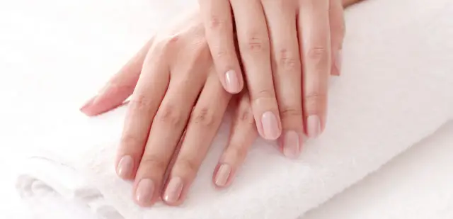 Jak bezpiecznie usunąć manicure japoński bez uszkodzenia paznokci