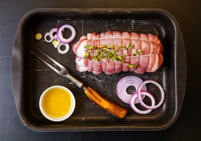 Jak upiec cielęcinę w piekarniku, aby była soczysta i aromatyczna