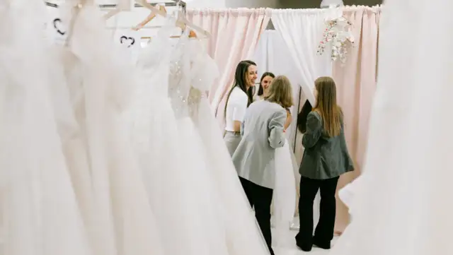 Kiedy szukać sukni ślubnej? Pełny harmonogram bez stresu