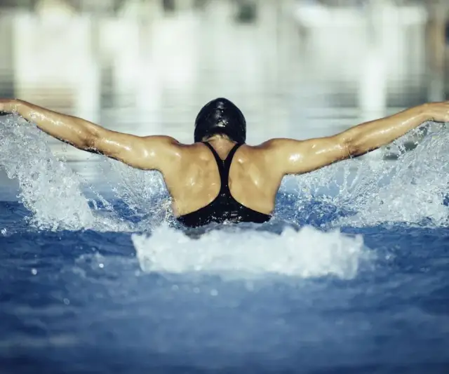Jakie style pływackie? Kraul, żabka, grzbietowy, delfin porównanie