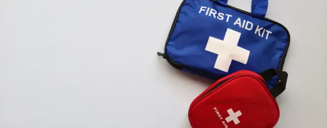Co znajdziemy w apteczce pierwszej pomocy? Kluczowe elementy, które ratują życie