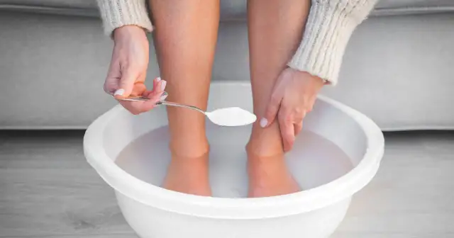 Domowe sposoby na spuchnięte stopy: dodawanie soli do kąpieli stóp.